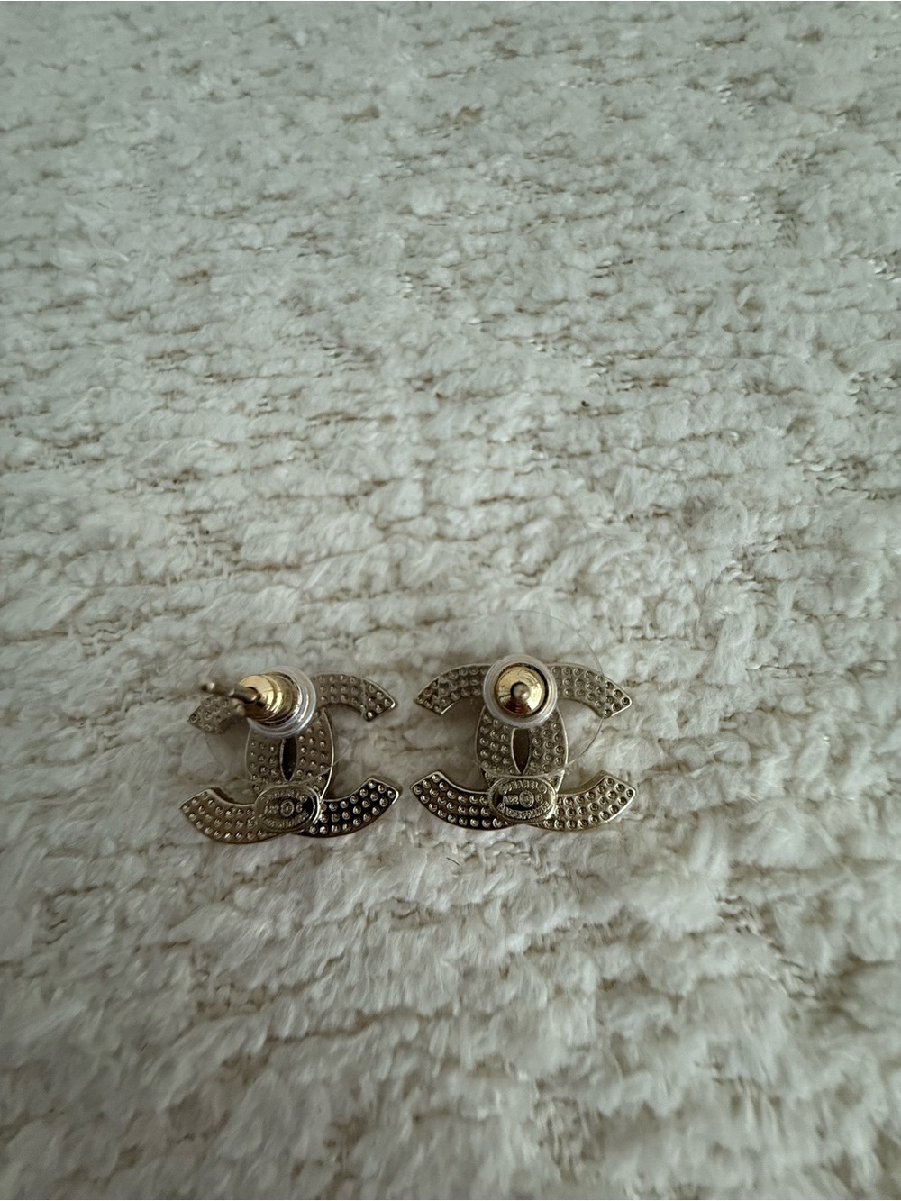 Gold Chanel small CC earrings - Picture 6 of 6